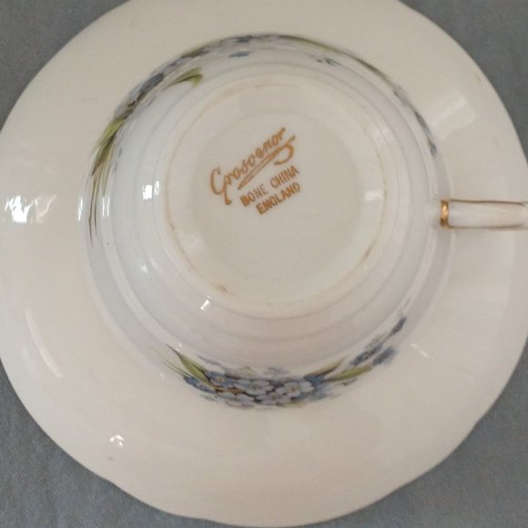 GROSVENOR BONE IN CHINA ENGLAND FLORAL BLUE WHITE SCALLOPED GOLD RIM TEA CUP - Picture 10 of 15